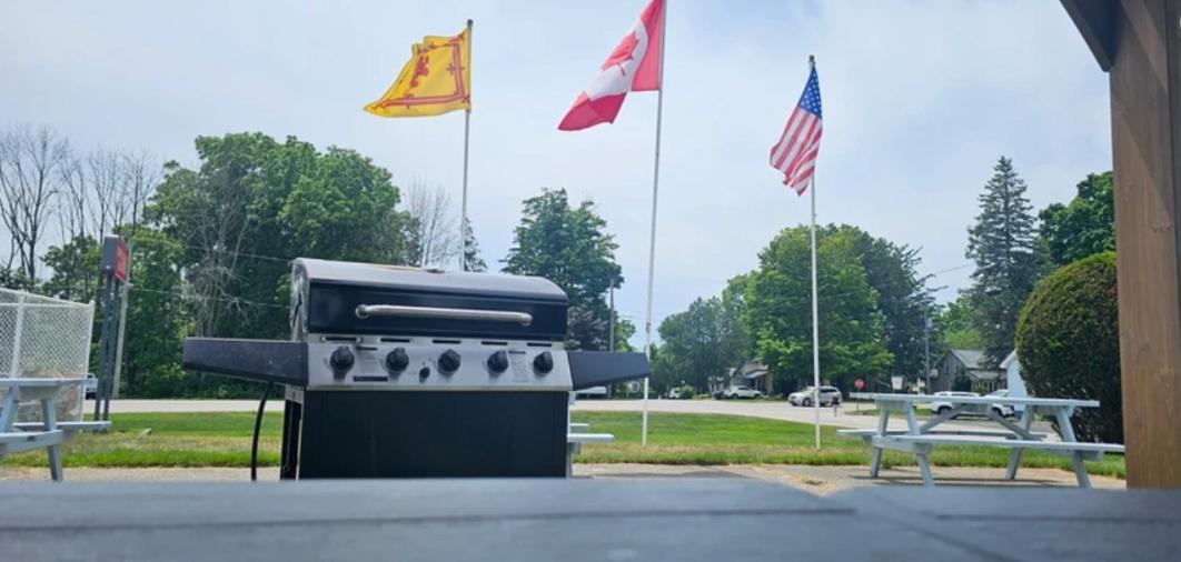 Maple Leaf Inn Kincardine Buitenkant foto